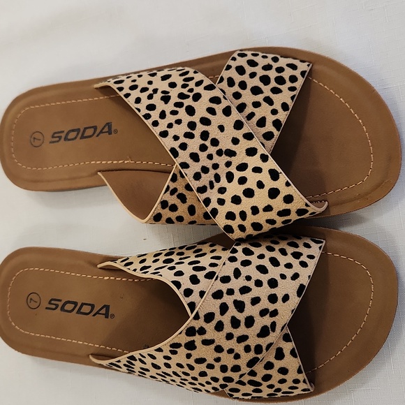 Soda Crisscross Cheetah Slides Sandals. NWOT Size 7 - Picture 2 of 6